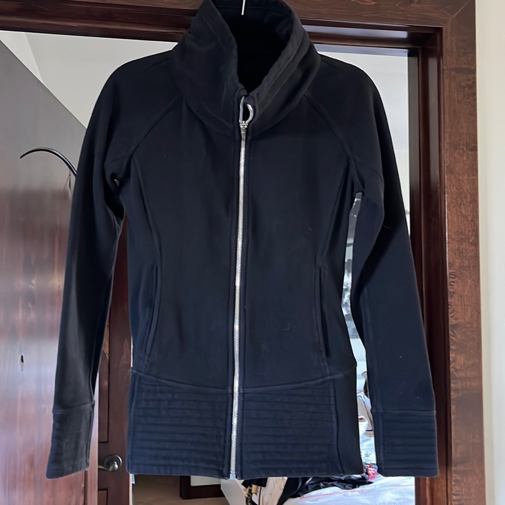Lululemon black fitted jacket, size 6, in excellent condition, thick fleece